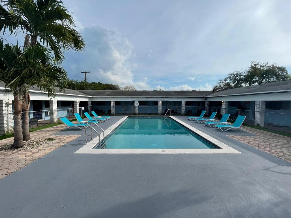 Hollywood Gardens Inn & Suites Экстерьер фото