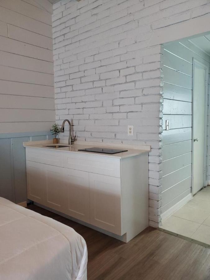 Hollywood Gardens Inn & Suites Экстерьер фото