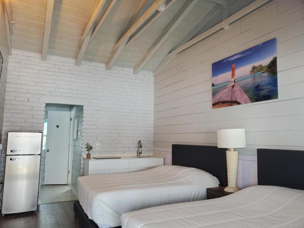 Hollywood Gardens Inn & Suites Экстерьер фото